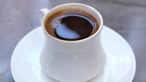 café turco en una taza blanca