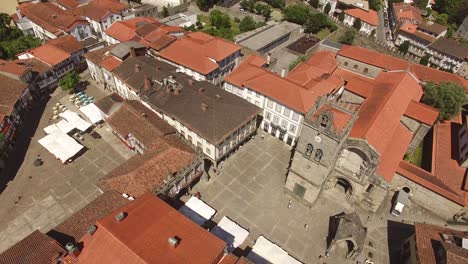 vista aérea de la plaza oliveira y santiago en guimarães, portugal
