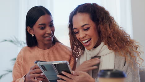 mujeres juntas, teléfono y reír en casa para social