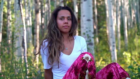 Filmische-Weibliche-Frauen-Modell-Schauspielerin-Süßes-Outfit-Dunkelbraunes-Haar-Entspannt-Auf-Espenbäumen-Sitzen-Denver-Steamboat-Strawberry-Hot-Springs-Rocky-Mountain-Nationalpark-Colorado-Sommer-Goldene-Stunde-Schließen