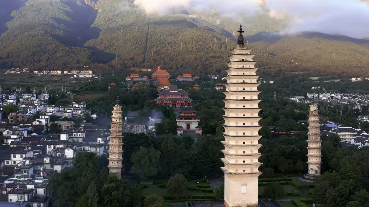 hermoso templo budista de tres pagodas en dali, mt cangshan china, aéreo