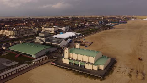 Seaside-Spielhallengebäude-Mit-Blick-Auf-Die-Stadt-In-Great-Yarmouth,-Norfolk---Aufsteigende-Drohnenaufnahme-Aus-Der-Luft