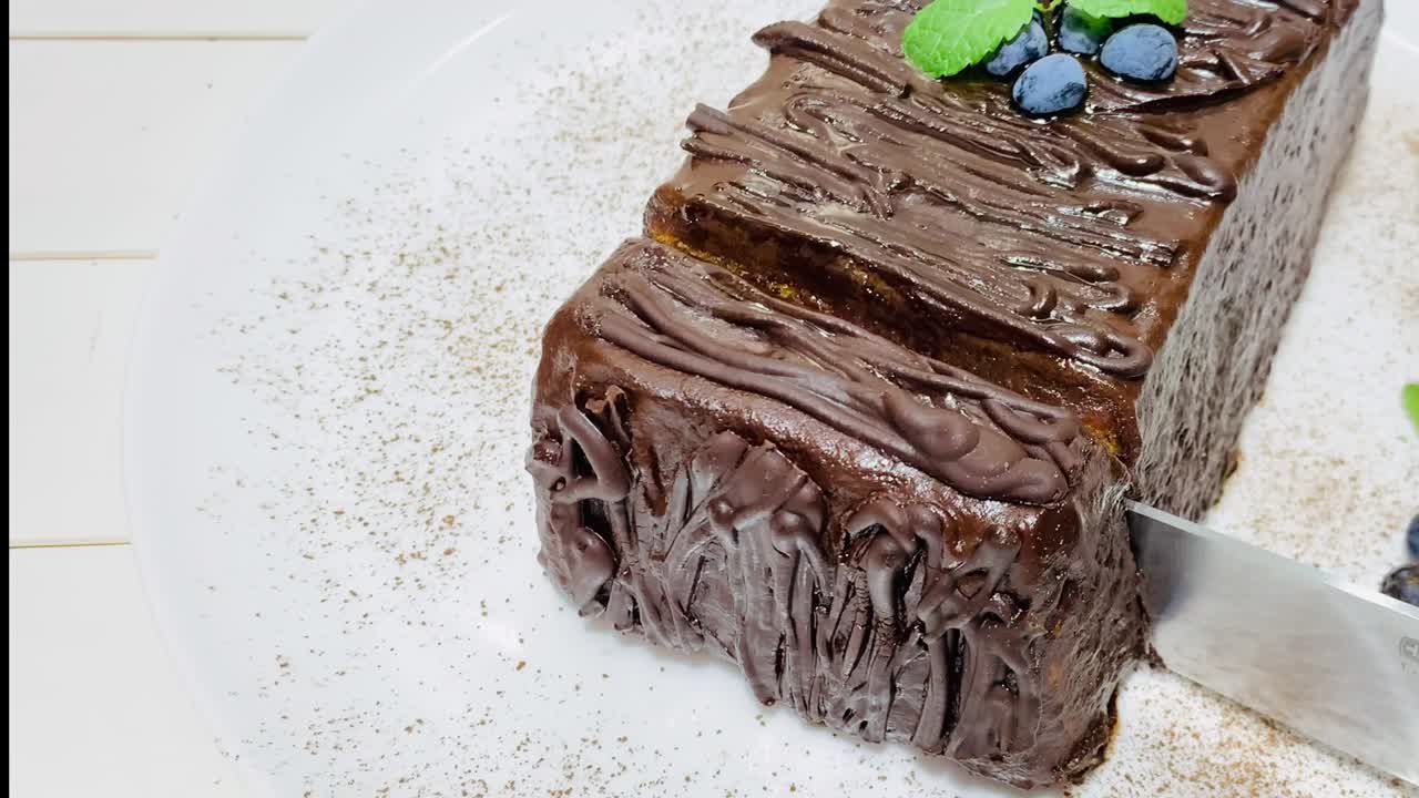 초콜릿 케이크를 칼로 잘라라.