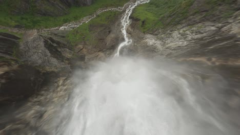 vuelo descendente dinámico sobre una cascada en noruega llamada skytjefossen en noruega