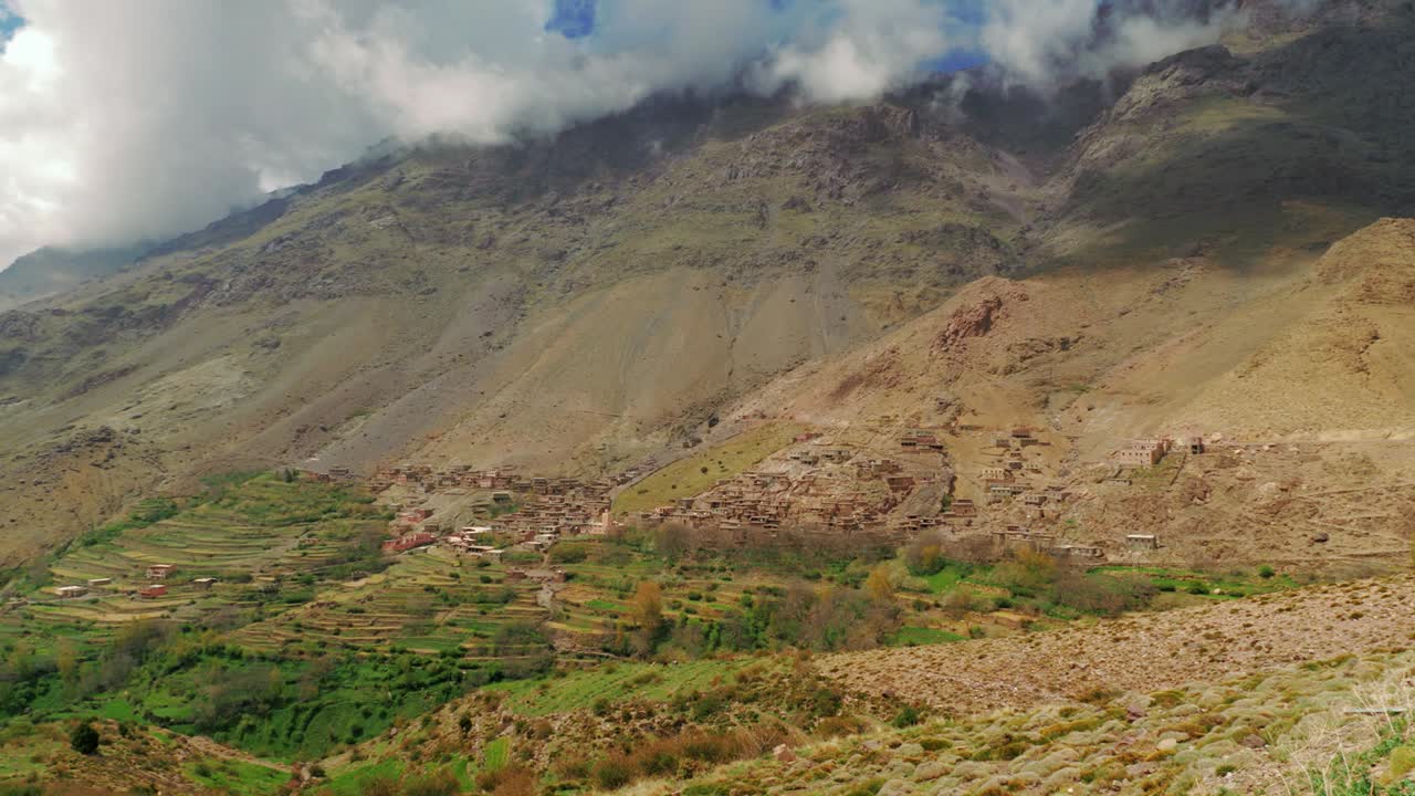 vista del valle de tacheddirt en las montañas del alto atlas, marruecos