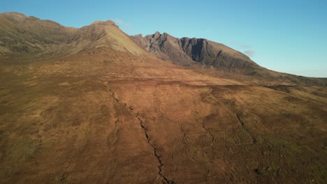 Levántese-Sobre-El-Paisaje-Montañoso-De-Invierno-Escocés-Con-Cuillin-Rojo-En-Glenbrittle-Isla-De-Skye-Escocia