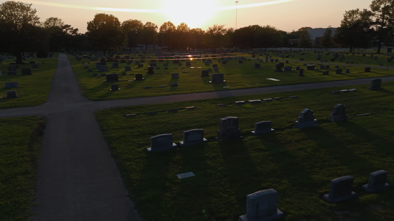 Veduta aerea di tombe del cimitero di Oak Hill al tramonto a Siloam Springs, Arkansas, USA.