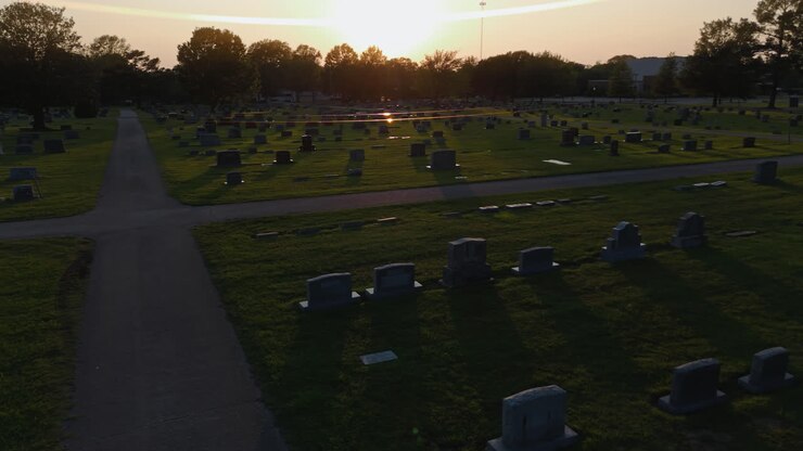 Veduta aerea di tombe del cimitero di Oak Hill al tramonto a Siloam Springs, Arkansas, USA.