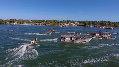 toma aérea de un grupo de barcos navegando en la bahía de maracaibo