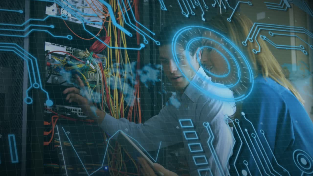 animación de escaneo de alcance, placa de circuito sobre caucásico it hombre y mujer arreglando servidor de computadora