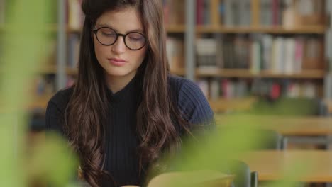 mujer leyendo en una biblioteca