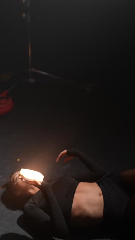 actuación de danza contemporánea con teléfono inteligente
