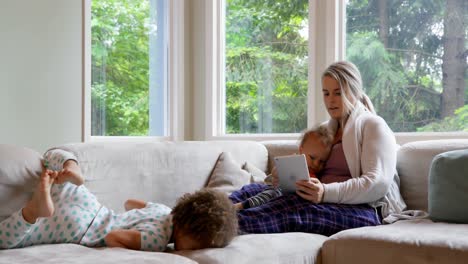mutter mit ihren kindern mit einem digitalen tablet 4k