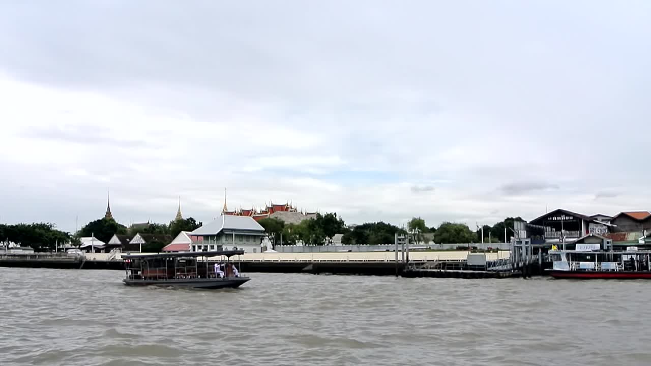 vista del terraplén del río con el templo budista en el fondo