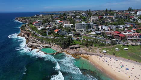 Vista-Aérea-De-La-Piscina-Bronte-Y-La-Playa-Bronte-En-Sydney,-Nueva-Gales-Del-Sur,-Australia---Disparo-De-Un-Dron