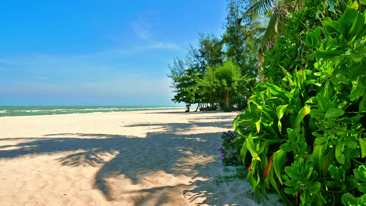 hermoso paisaje de mar y playa con nubes blancas alrededor del cielo azul para relajarse y viajar