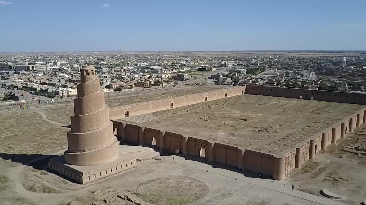 imágenes aéreas de la mezquita malwiya en samarra, irak.