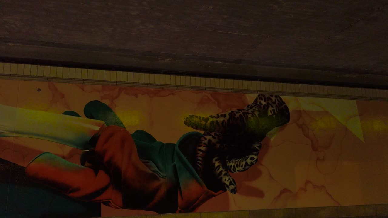 el graffiti bajo el puente en la ciudad de eindhoven en los países bajos