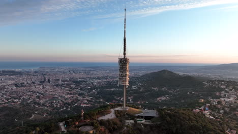 Collserola-Antennenturm-Bei-Sonnenuntergang-Am-Tibidabo-Mit-Stadtbild-Von-Barcelona,-Spanien