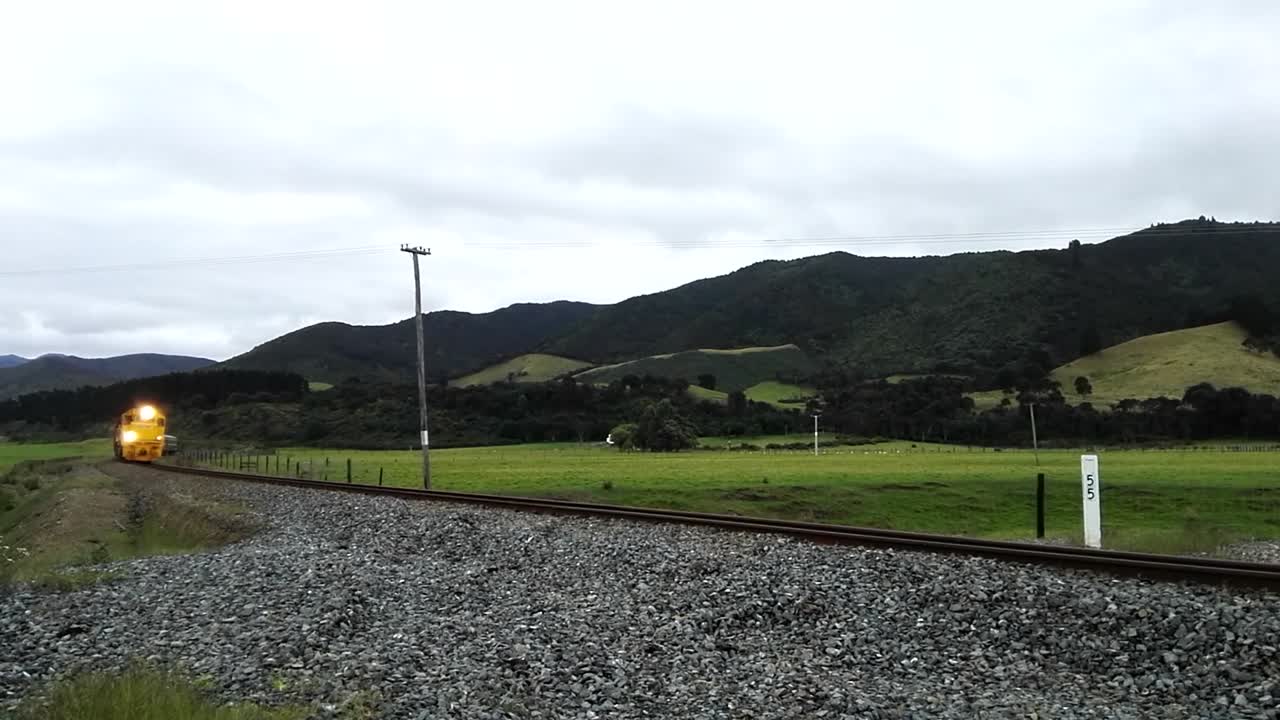 пригородный поезд едет навстречу и мимо камеры в фезерстоне, новая зеландия
