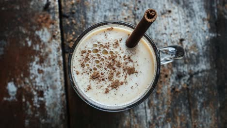 bebida de café caliente con canela en una taza de vidrio