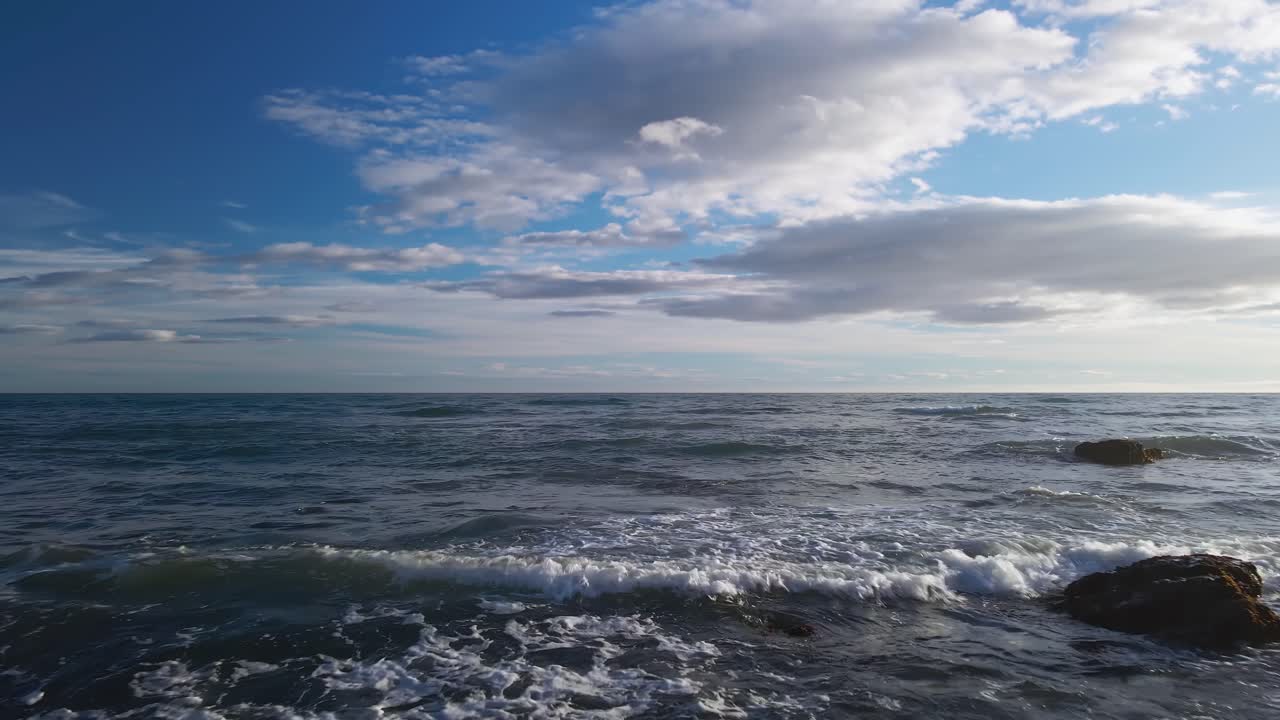 바다 근처 파도의 조감도