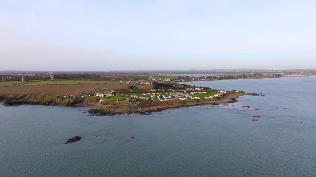 Filmato aereo cinematografico 4K che cattura la costa di Portrane nella contea di Dublino_20