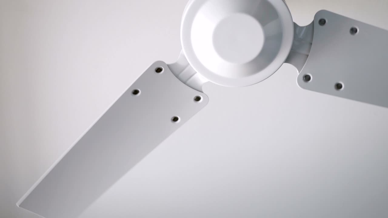 el abanico de metal blanco girando