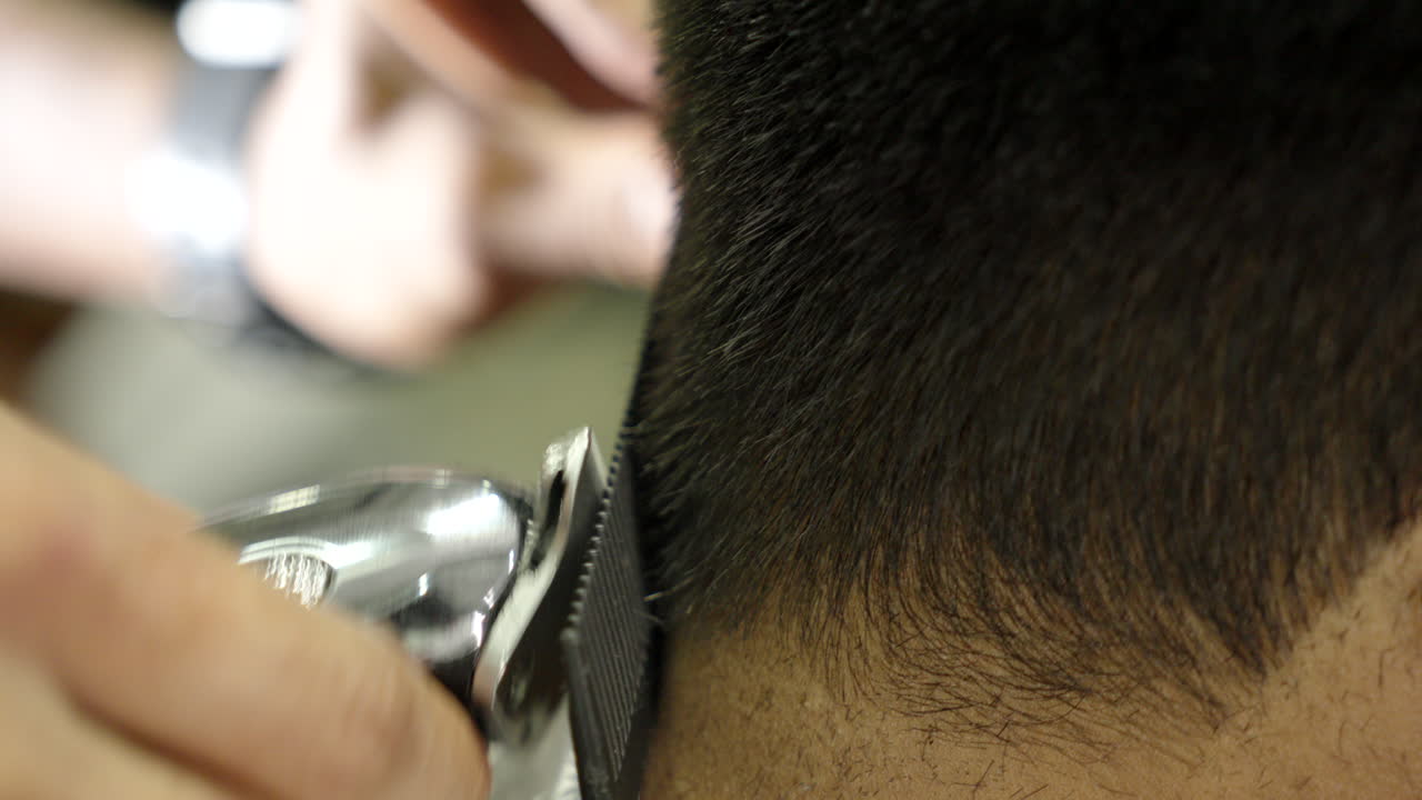 sposo che taglia i capelli in un salone