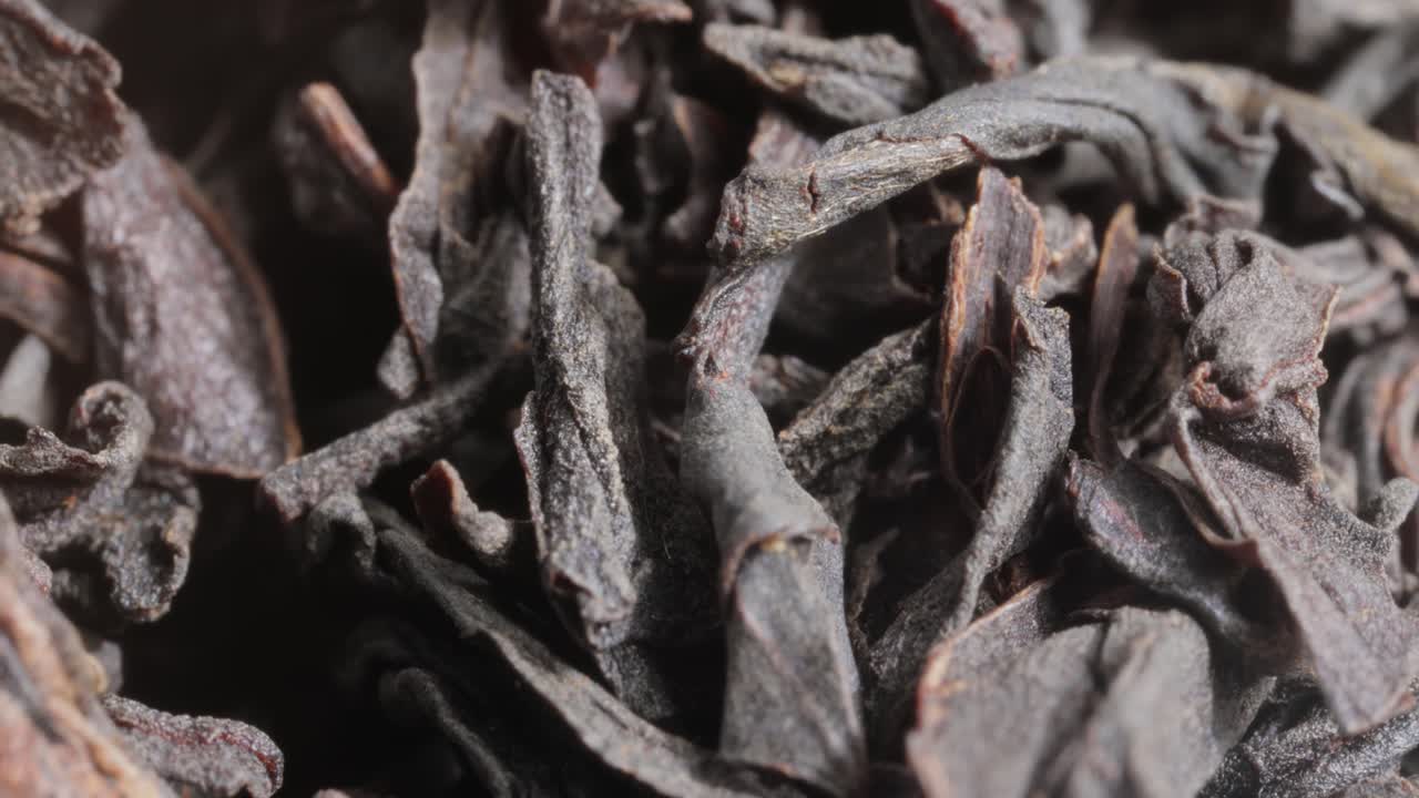 té de hojas grandes negro súper macro de cerca.