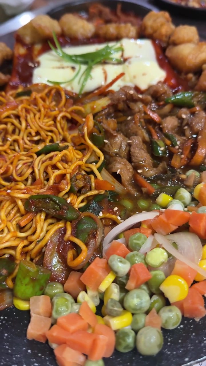 Piring Panas dengan Mi Goreng, Daging, dan Sayuran