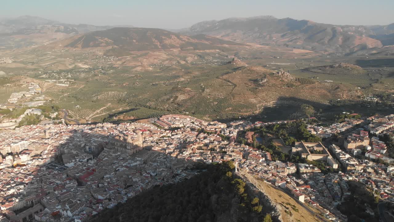 castillo de jaen, 스페인 jaen의 성 비행 및 여름 오후에 이 중세 성에서 지상 촬영, nd 필터를 사용하여 4k 24fps에서 드론과 액션 캠으로 만든 jaen 도시도 보여줍니다.