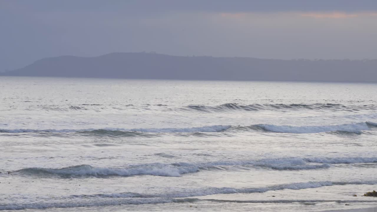 파도는 멕시코-u 근처의 해안선을 따라 부드럽게 깨집니다.