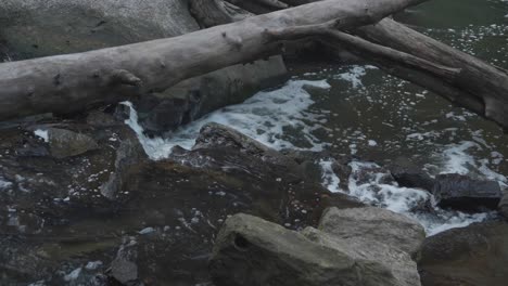 Water-flowing-over-large-stones,-Wissahickon-Creek,-Philadelphia