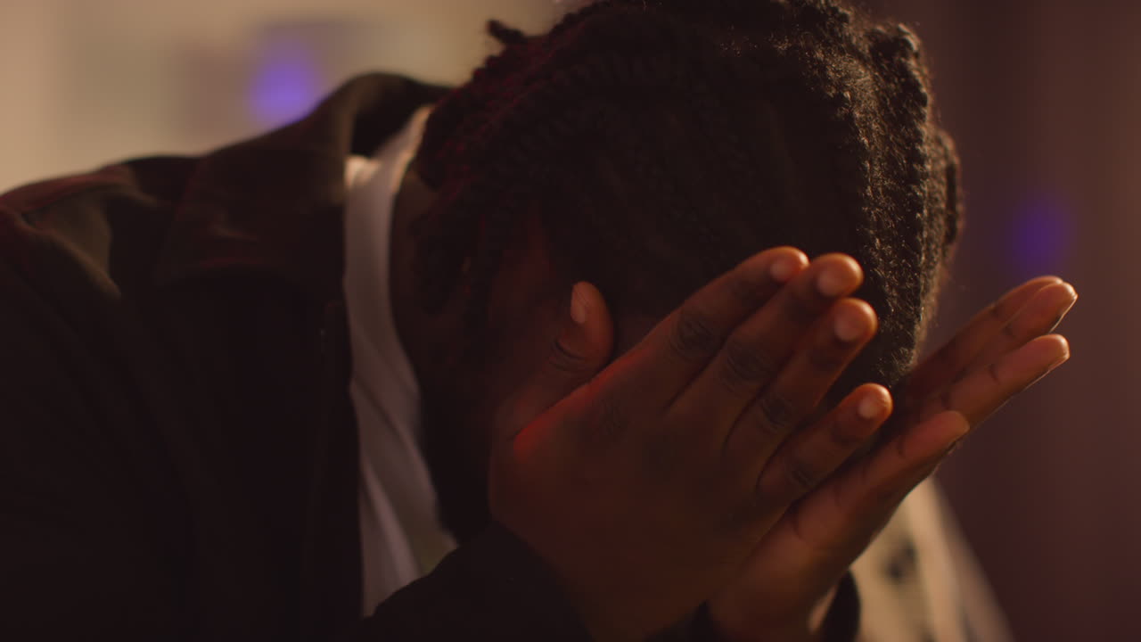 primer plano de un hombre despertando en el sofá después de beber alcohol en una fiesta de casa sufriendo de resaca 3