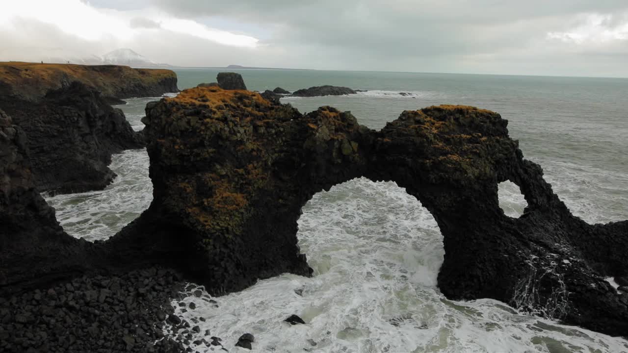la hermosa costa rocosa negra de islandia en la playa de diamantes - plano general