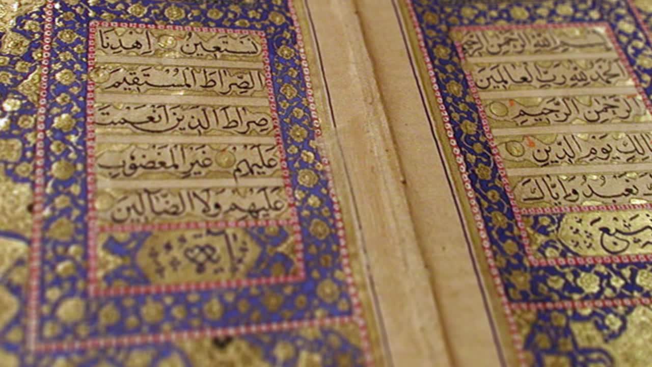 libro del corán y letra árabe - corán y símbolos islámicos, fondo del ramadán islámico con luna y lámparas, fondo del ramadan islámico - símbolo del ayuno, iftar, suhoor, eid, ritual y tradiciones islámicas
