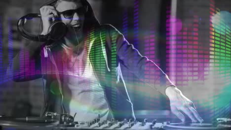 animación digital que muestra a un discotequista sonriente mezclando música en un pub 4k