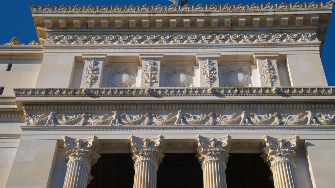 A view of the Altare della Patria (Altar of the Fatherland) also known as the Monumento Nazionale a Vittorio Emanuele II, Rome, Italy