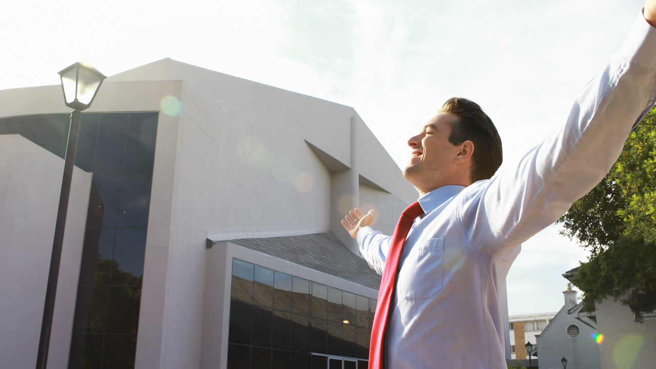 hombre de negocios de pie con los brazos extendidos 4k
