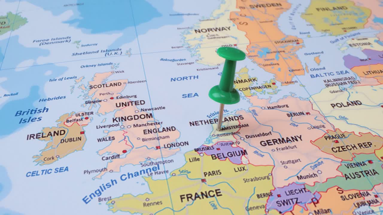 네덜란드 - 세계 지도에서 초록색 푸시핀으로 여행 개념. 지도의 위치 지점은 네덜란드의 수도 암스테르담을 가리킨다.