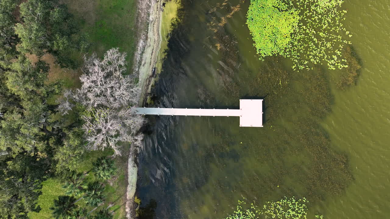 Vue aérienne plongeante par drone du quai du lieu de mariage Bella Cosa en Floride