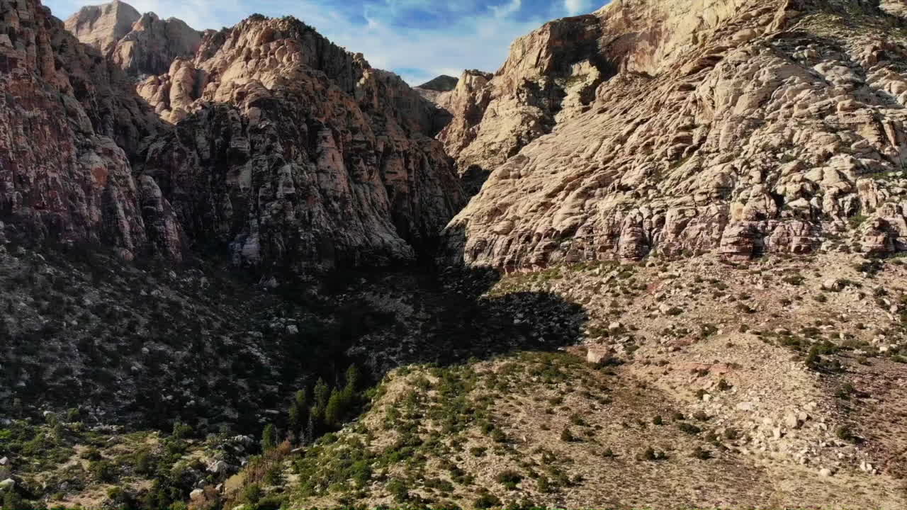 Ripresa aerea in allontanamento delle montagne al Parco Red Rock Canyon in Nevada