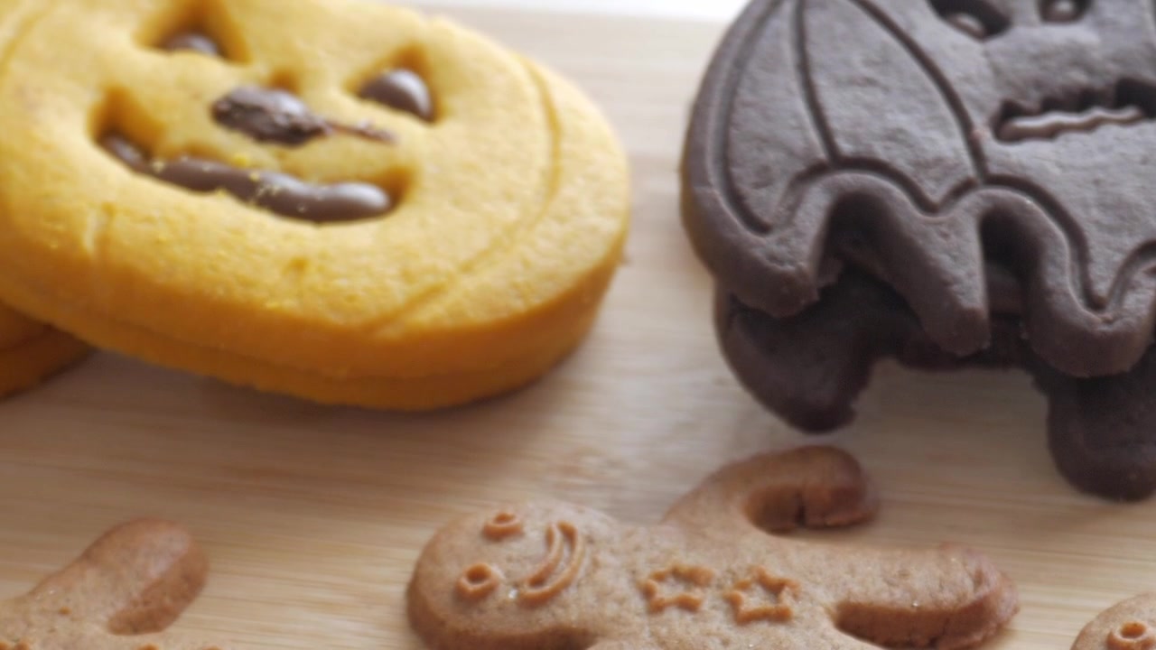 Biscuits bonhomme en pain d'épices et biscuits à la citrouille. Saveurs de Noël
