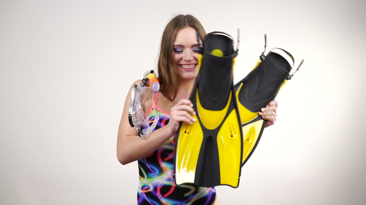 4k를 즐기고 있는 플린퍼와 스노클링 마스크를 가진 여성