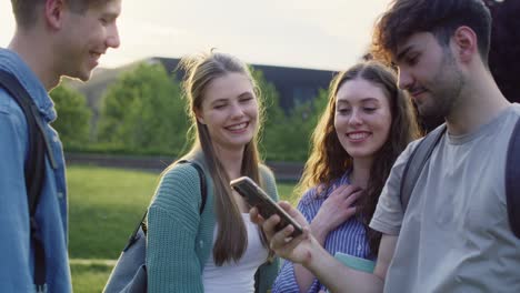 Gruppe-Kaukasischer-Studenten,-Die-Ein-Selfie-Vor-Dem-Universitätscampus-Machen.