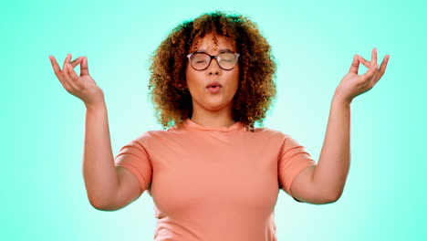 relajarse, meditar y la paz con la mujer negra