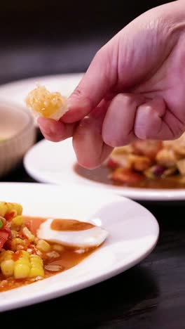 la mano sirviendo arroz pegajoso con platos coloridos