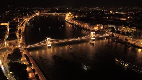 Aerial-timelaspe-of-the-famous-Chainbridge-in-Budapest,-Hungary-in-the-night