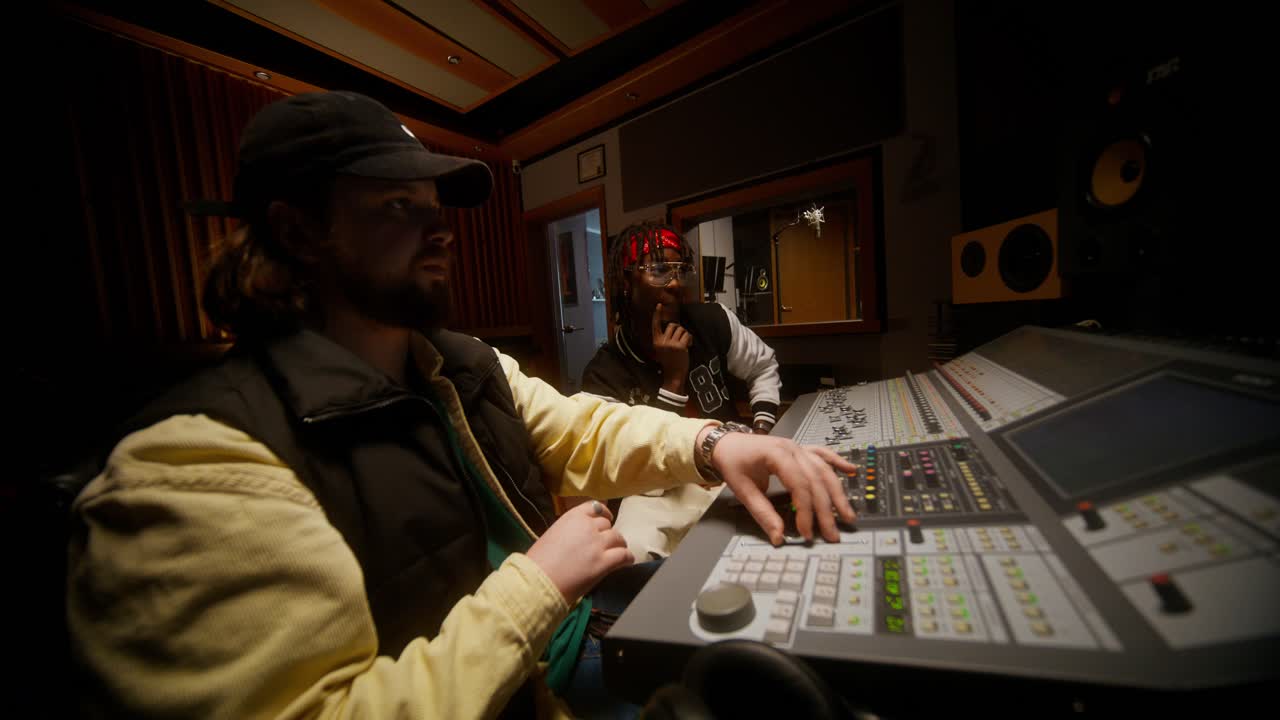 sesión de producción musical en el estudio de grabación